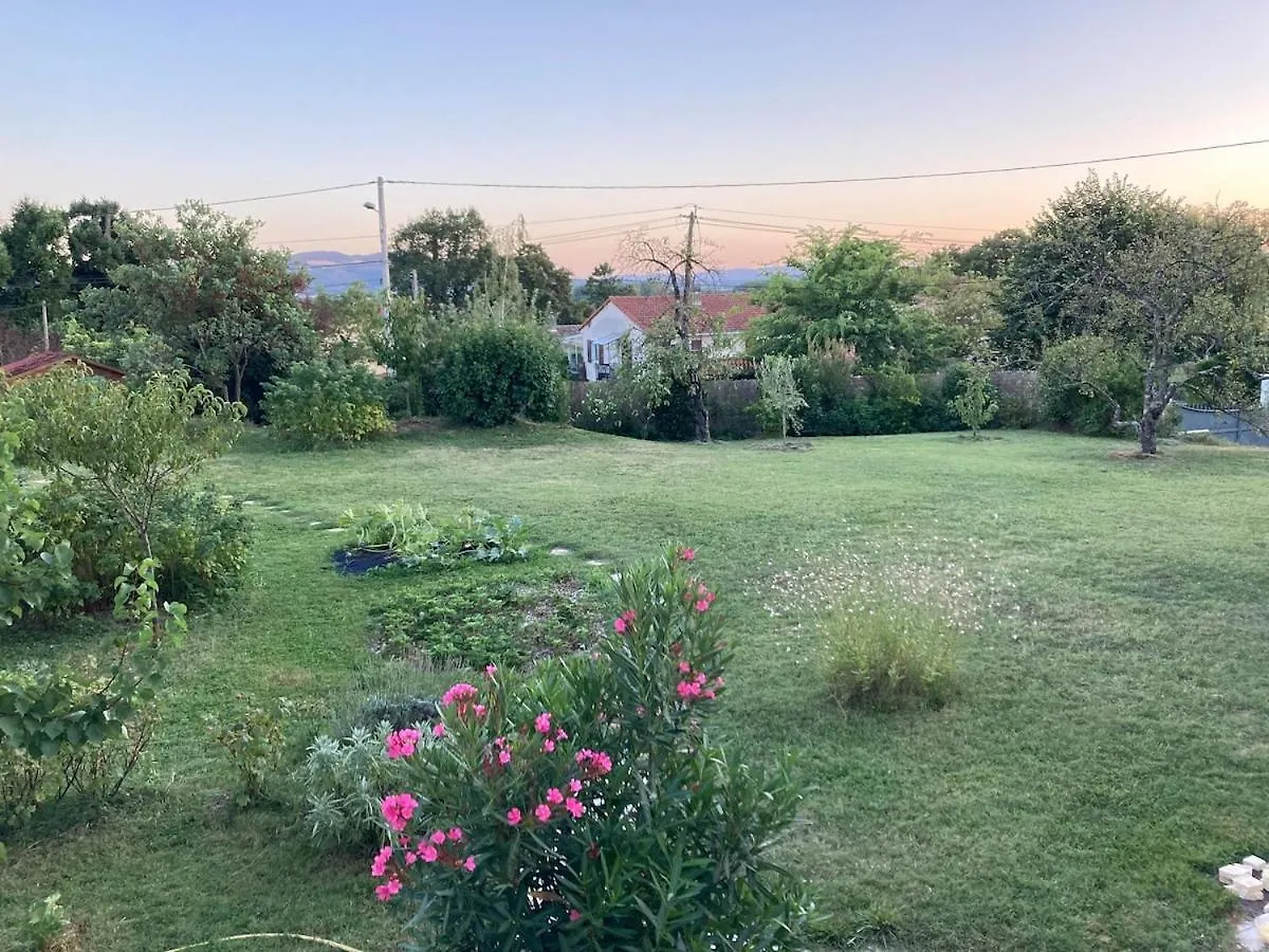 Ancienne Ferme 16P Proche A46 Villa Reyrieux 0*,  France